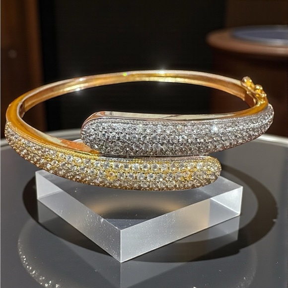 Jewelry - PAVÉ DOME CRYSTAL GOLD TWO-TONE BANGLE BRACELET. NWOT.